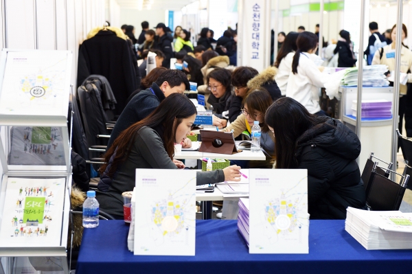 순천향대는 13일부터 15일까지 서울 삼성동 코엑스 1층 A홀에서 열리는  '2019학년도 정시 대학입학정보박람회'에 참가해 수험생과 학부모를 대상으로 1:1맞춤형 상담을 진행한다.
