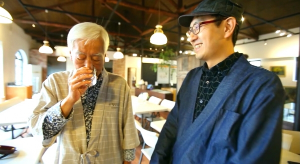 식품명인 김용세(사진 왼쪽) 씨가 아들 동교 씨가 지켜보는 가운데 막걸리를 시음하고 있는 모습