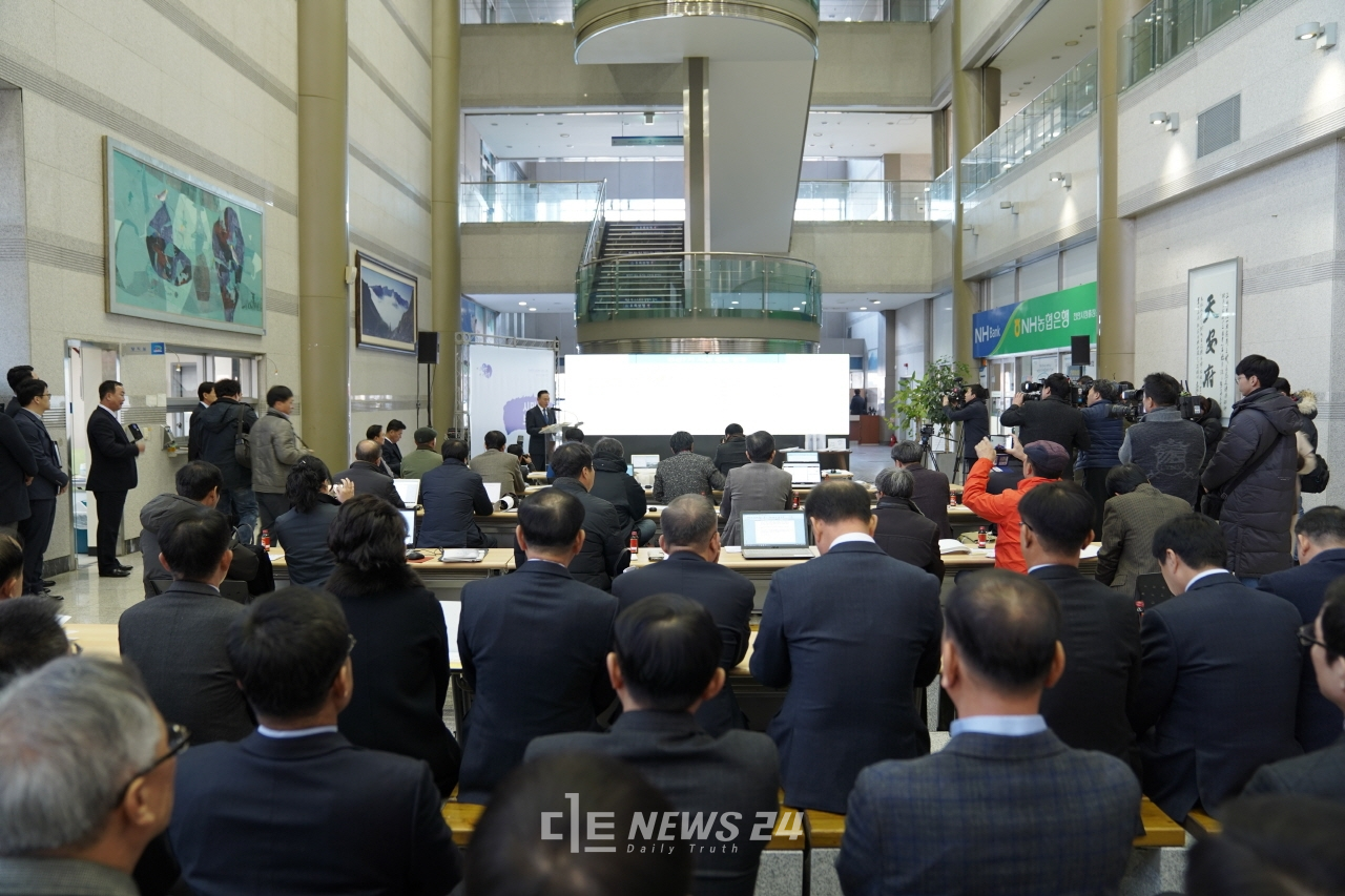 천안시청 로비에서 민선7기 시정운영 4개년 계획 발표 기자회견이 열리고 있는 모습.