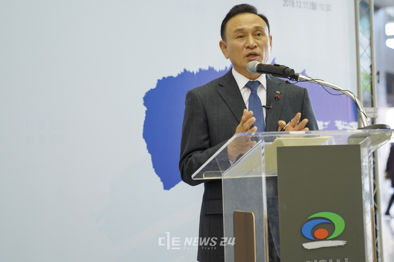 구본영 천안시장이 17일 시청 로비에서 민선7기 시정운영 4개년 계획을 발표하고 있다.