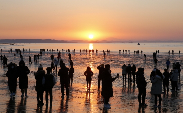 연포 해변을 찾은 관광객들이 해맞이 행사에 참가해 떠 오를 해를 기다리고 있다
