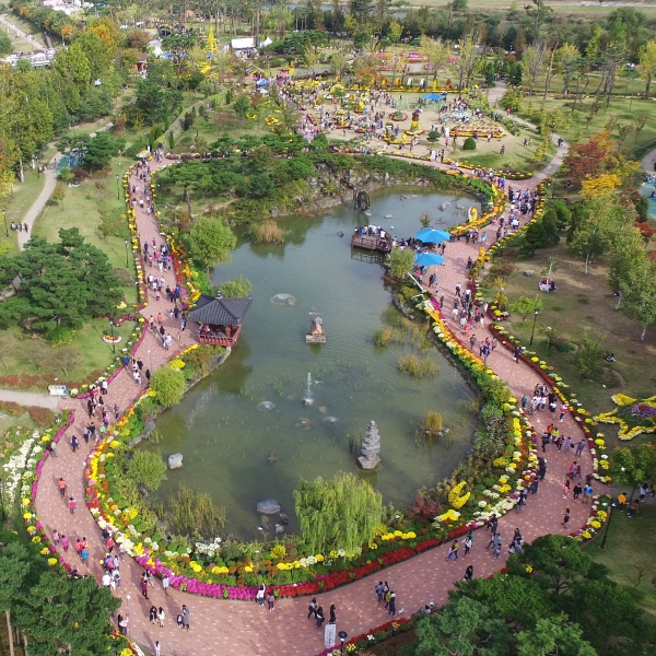 국화전시회가 열리고 있는 유림공원 전경