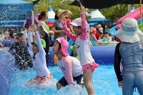 지난 여름 유성구가 관평동 동화울수변공원에 마련된 어린이 야외물놀이장에서 어린이들이 물놀이를 즐기고 있다.
