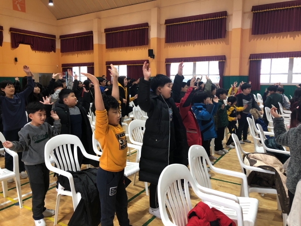 당진 북창초등학교의 2018 찾아가는 문화예술마당 개최 장면