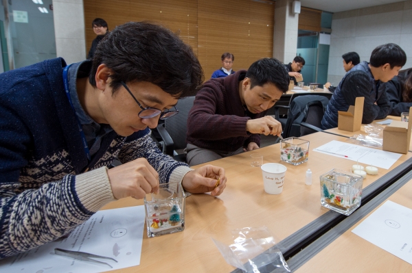 EAP 프로그램에 참여한 한국가스기술공사 직원들이 힐링아로마 체험을 통해 즉무스트레스를 해소하고 있다.