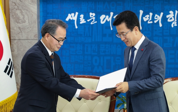 김영호 월평공원 공론화위원장(왼쪽)이 21일 위원회 권고안을 허태정 대전시장에게 전달하고 있다.