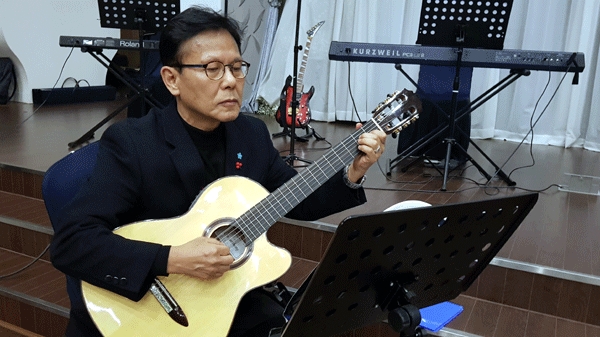 김현근 고문의 기타연주