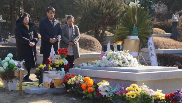 김윤기 정의당 대전시당위원장(사진 가운데) 등 당직자가 2일 마석 모란공원 고 노회찬 의원 묘소를 참배하고 있다. 정의당 대전시당 제공.