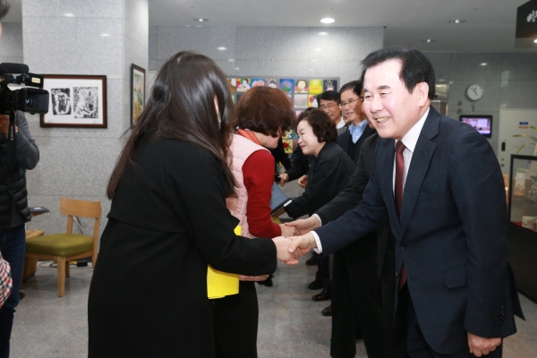 김지철 충남교육감이 2일 교육청 대강당에서 열린 시무식에서 직원들과 인사를 나누고 있다.