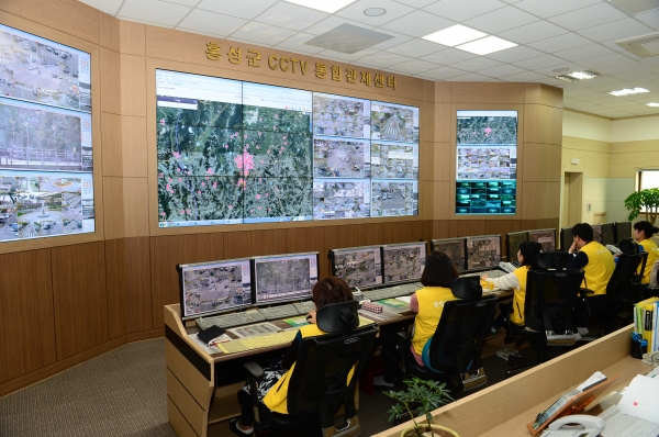 홍성군이 군민의 안전을 위한 스마트 도시 인프라 구축에 130억 원을 투입한다. CCTV 관제센터.