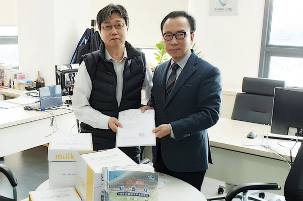 박승복 천안시 체육진흥과장(오른쪽)이 11일 대한축구협회 박용철 미래기획단 부장에게 대한민국 축구종합센터 유치제안서를 제출했다.