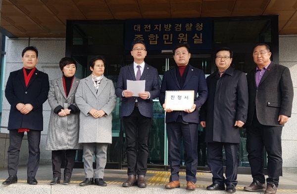 한국당 서구의원들이 장종태 청장 측근에 대한 검찰 수사를 촉구했다. 사진은 한국당 서구의원 7명이 검찰에 진정서를 제출하기에 앞서 기자들과 대화하는 모습.
