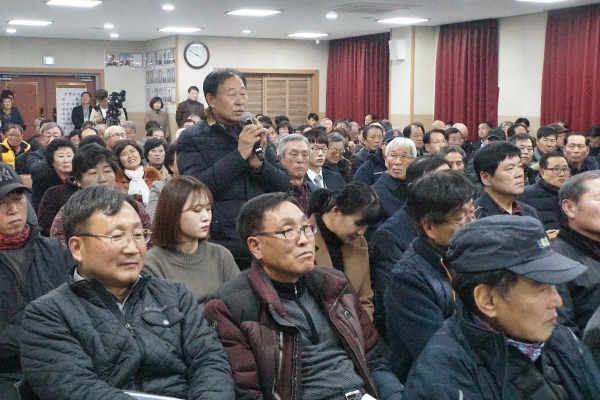 14일 김돈곤 청양군수의 첫 2019년 주민과의 대화가 청양읍에서 김명숙 충남도의원, 구기수 청양군의장 및 군의원, 관계공무원, 주민 등 200여명이 참석한 가운데 열렸다.