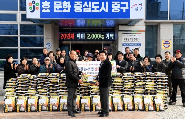 20년동안 직접 농사지은 쌀을 매년 2,000kg씩 기탁해 온 류지현 씨(왼쪽)와 박용갑 중구청장(오른쪽)