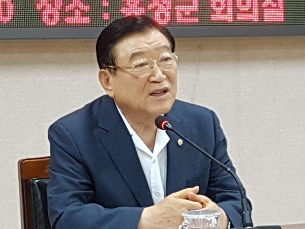 지난해 6.13 지방선거에서 공직선거법 위반 혐의로 재판에 넘겨진 김석환 홍성군에 대한 선고공판을 앞두고 지역 정가의 이목이 집중되고 있다.
