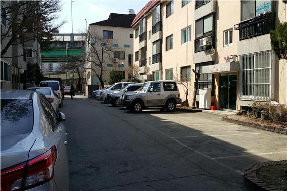 지난해 노후 공용시설 지원사업을 실시한 용두동 광흥아파트 보수 전 모습