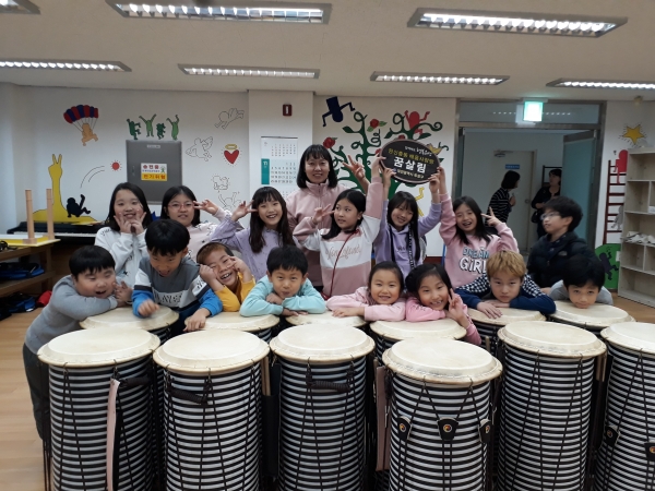 원신흥동 꿈살림사랑방의 배움사랑방매니저와 ‘리드 미 어린이난타’를 배우는 아이들