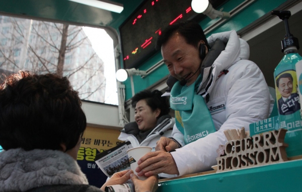 22일 대전시청역 인근에서 열린 연동형비례대표제 거리홍보 캠페인 '손다방'. 손학규 대표가 시민들에게 차를 건네고 있다.