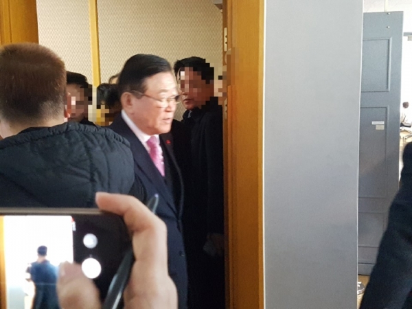 공직선거법을 위반 김석환 홍성군수가 1심 재판에서 90만 원을 선고 받고 법정을 나오고 있다.