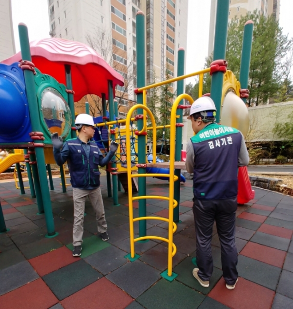 계룡시가 관내 61곳의 어린이 놀이시설에 대한 안전점검을 다음 달 말까지 진행한다.(사진=놀이시설 점검 모습)