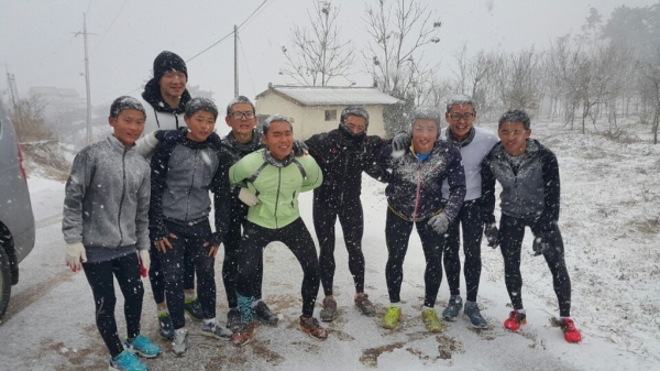 겨울 동계훈련에 참여한 서산 서령중 카누부 학생들이 눈을 맞으며 환하게 웃고 있다.
