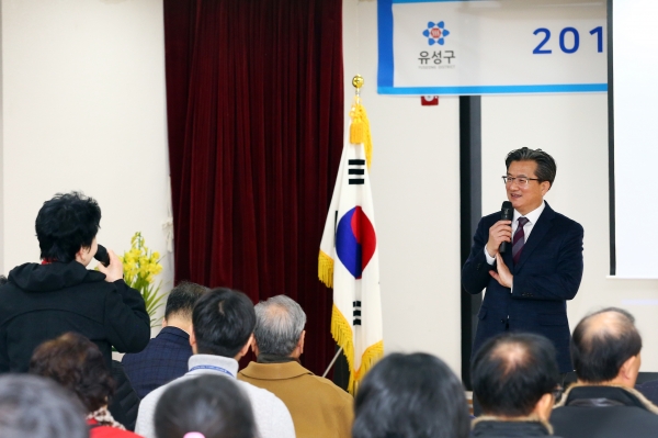 지난 15일 원신흥동주민센터에서 열린 ‘2019년 동 연두순방’에서 정용래 유성구청장이 주민의 이야기를 경청하고 있다.