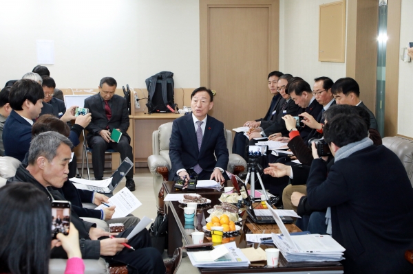 설동호 교육감이 23일 열린 간담회에서 기자의 질문에 답하고 있다. 사진 대전교육청 제공.