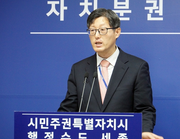 박현민 경제산업국장은 24일 브리핑실에서 기자회견을 갖고 '자율주행 특화도시 본격 조성의 2019년도 주요업무계획'을 발표하고 있다.