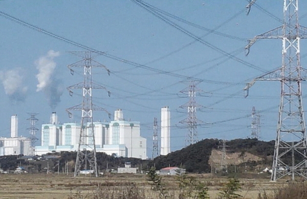 화력발전소와 철탑