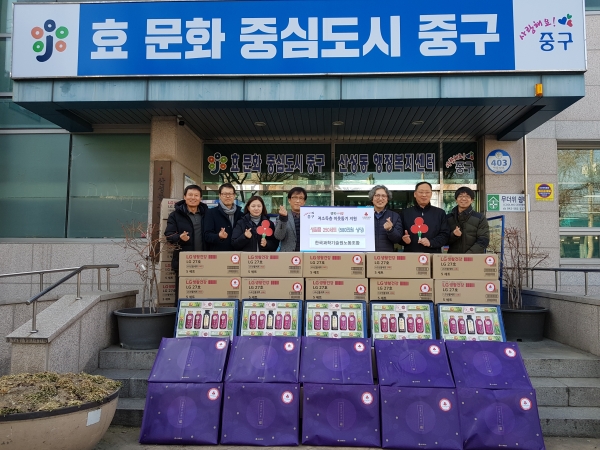 산성동에 생필품 선물상자 250개를 기탁한 한국과학기술원노동조합 이은주 사무국장, 기탁받은 이준석 산성동장, 김세동 지부장(왼쪽에서 3번째부터 순서대로)