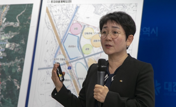 박정현 대덕구청장이 28일 오전 대전시청 브리핑룸에서 연축지구 도시개발사업 방향에 대해 설명하고 있다.