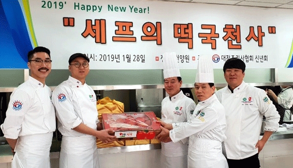 마초컴퍼니 김용진 오너셰프가 과일 6박스를 박병식 지회장에게 기증하는 모습