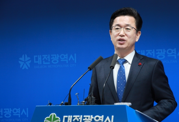 허태정 대전시장이 29일 예비타당성 조사 면제가 결정된 대전도시철도 2호선 트램 건설에 대해 설명하고 있다.