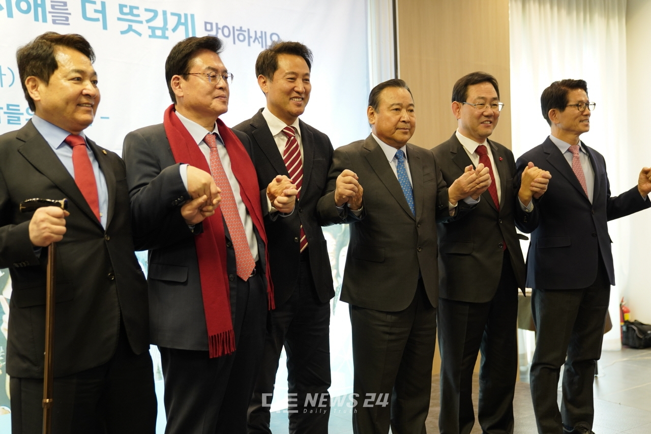 29일 완사모 창립10주년 기념 신년회에 참석한 한국당 당권주자들이 이완구 전 국무총리와 기념사진을 찍고 있다.