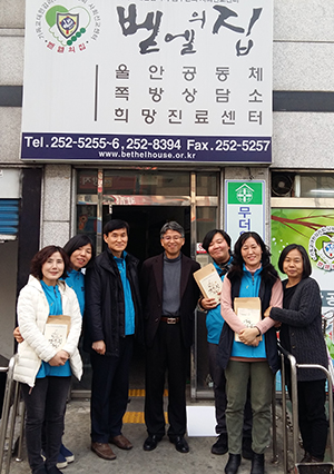 건강보험심사평가원 대전지원은 30일 동구 소재 벧엘의집에서 봉사활동을 실시, 관계자들이 기념사진을 촬영하고 있다.