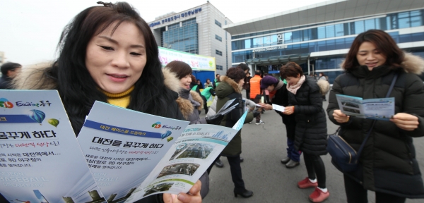 시민들이 대전 베이스볼 드림파크 리플렛을 보고 있다.