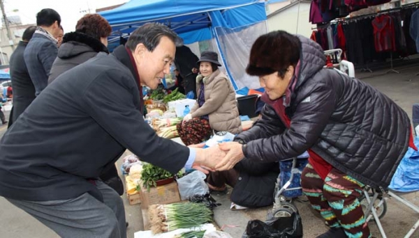 자유한국당 정진석 의원(사진 위)과 홍문표 의원 명절 민생 탐방 모습.