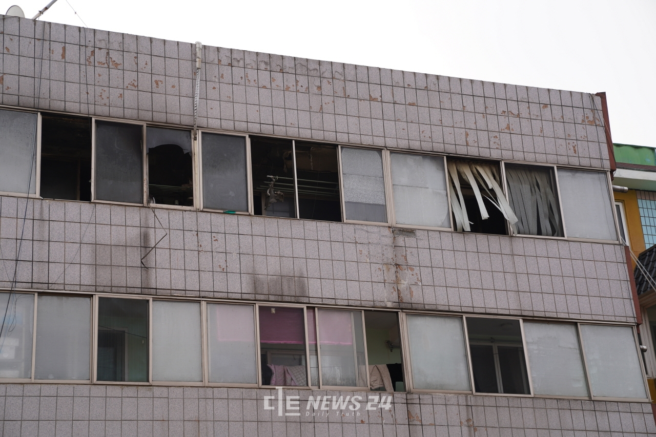 7일 오전 6시 38분께 천안시 동남구 안서동 한 다세대주택 3층에서 불이 나 3명이 숨지고, 1명이 부상을 입었다.