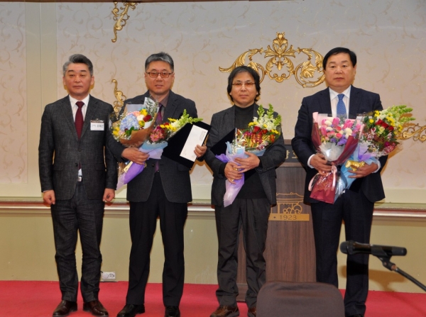 김창배 예산군 건설행정 팀장이 충남예총 예술문화상 대상을 수상했다. (왼쪽에서 두번째)