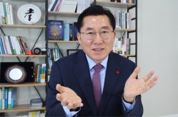 자유한국당 아산을 당협위원장에 박경귀(58) 현 아산을 조직위원장이 선출됐다.