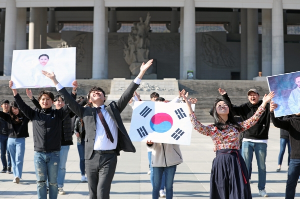 남서울대학교 학생자치기구가 지난 11일 3.1운동, 임시정부수립 100주년을 맞아 나라사랑과 통일 분위기 확산을 위한 ‘통일이 온다네’ 플래시몹을 선보였다.
