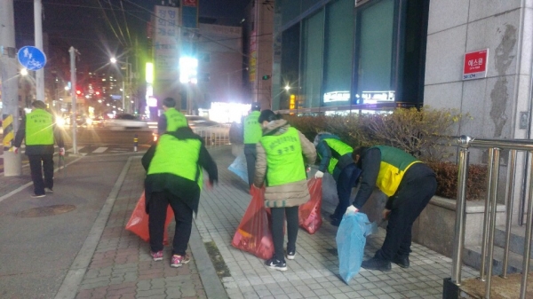 쓰레기를 줍는 자원봉사협의회원들 모습