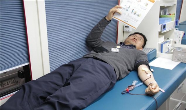 대전동부경찰서 직원이 대한적십자사 대전세종충남혈액원 헌혈버스에서 실시된 단체 헌혈에서 헌혈을 하고 있다.