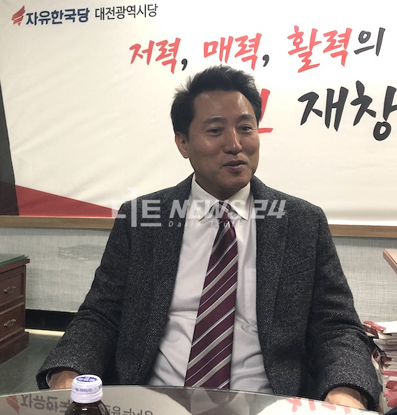 오세훈 전 서울시장은 12일 자유한국당 대전시당을 찾아 간단한 티타임을 갖고 충청권의 전당대회 지지를 호소하고 있다.