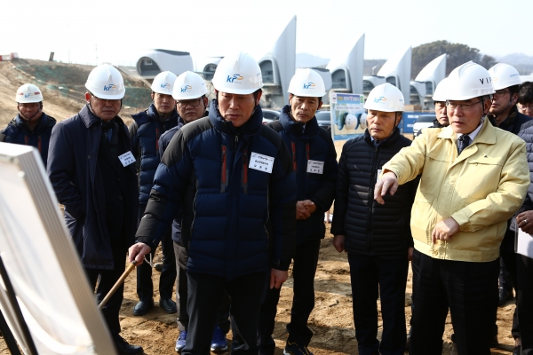 이개호 농식품부 장관이 김종필 농어촌공사 충남지역본부장으로부터 사업현황을 보고받고 있다.