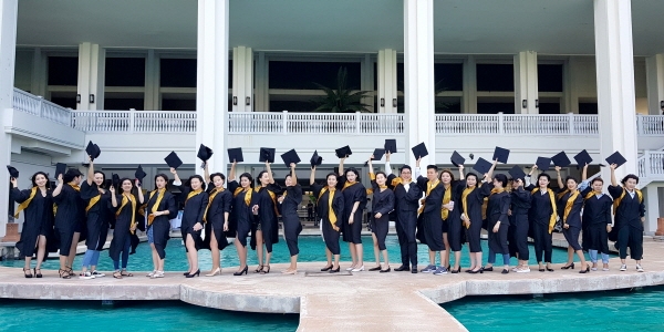 백석대학교는 14일 미국 괌 쉐라톤 라구나 호텔에서 해외취업으로 졸업식에 참석하지 못하는 졸업생 26명을 대상으로 ‘찾아가는 졸업식’을 개최했다.