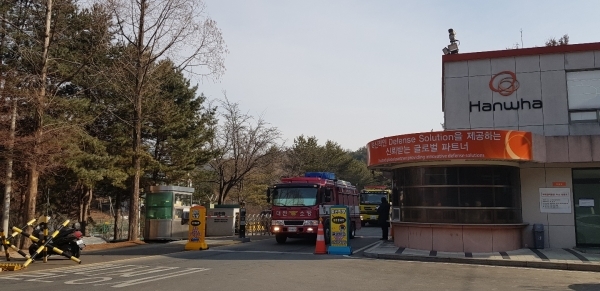 14일 폭발사고가 난 한화 대전공장 정문. 사고수습을 마친 소방인력이 빠져 나가고 있다.