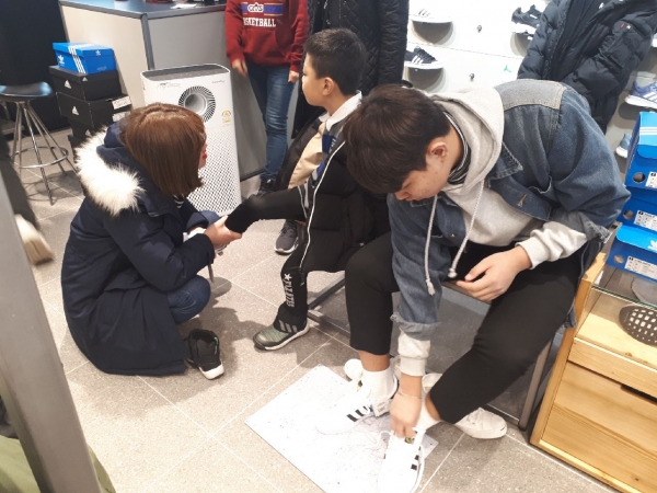 지난 13일 아디다스 노은점에서 노은3동 지역사회보장협의체가 마련한 입학선물로 저소득 아동들이 신발을 고르고 있다.