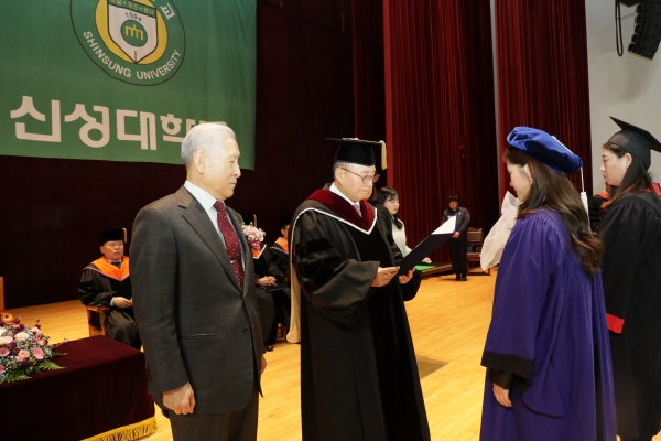 신성대 김병묵 총장이 학위증을 수여하고 있는 모습