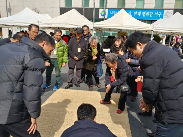 대전 서구 갈마1동은 18일 정월대보름을 맞아 제 49회 목신제 및 갈마울 윷놀이 대회를 개최했다. 지역 주민들이 윷놀이 대회에 참여하고 있다.